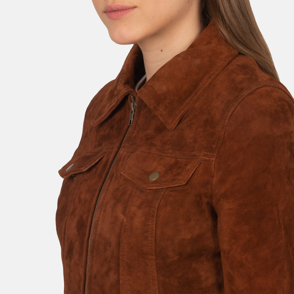 
Suzy Brown Suede Trucker Jacket - Vista lateral mostrando el corte ergonómico de mangas