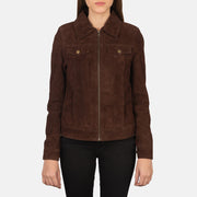 
Perspectiva del modelo vistiendo Suzy Brown Suede Trucker Jacket en modelo con caída natural bajo luz de día