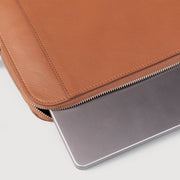 
Vista de detalle of Classic Collar & Heavy-Duty Zipper Hardware on The Baxter Brown Leather Laptop Sleeve For Men & Women