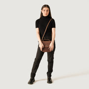 
Tan Full Grain Naturally Milled Cowhide Leather. Leather Bag - Perspectiva trasera con correas de cuero reforzadas