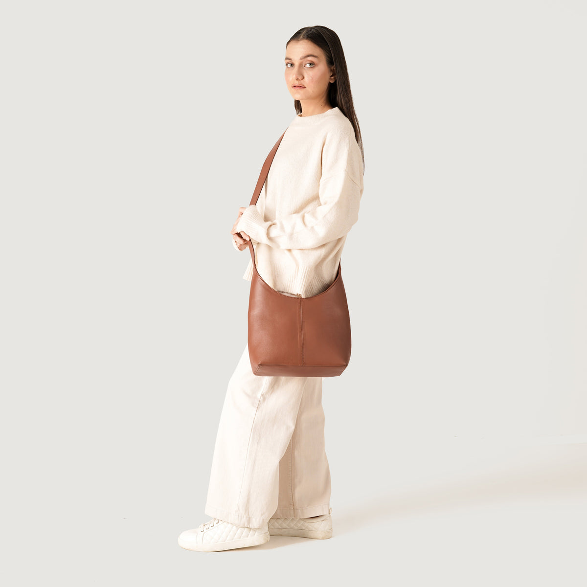 
Brown Full-Grain leather Goods - Vista posterior con hombros definidos y bajo impecable