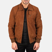 Men's Tomchi Tostado Suede Chaqueta de Cuero para Hombre in Brown Goatskin Suede - Vista frontal y silueta a medida | Comprar online