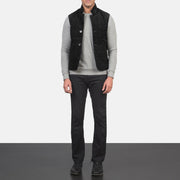 
Tony Negro Suede Vest para Hombre - Vista lateral mostrando el corte ergonómico de mangas