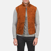 Men's Tony Marrón Suede Vest para Hombre in Brown Goatskin Suede - Vista frontal y silueta a medida | Comprar online
