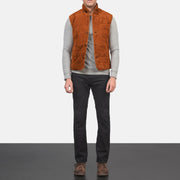 Men's Tony Marrón Suede Vest para Hombre - Vista de perfil lateral con corte ergonómico de manga