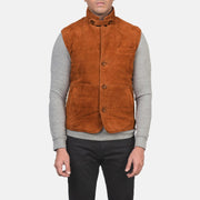 Detalle de cerca of Notch with removable throat latch &amp; Button Hardware on Men's Tony Marrón Suede Vest para Hombre