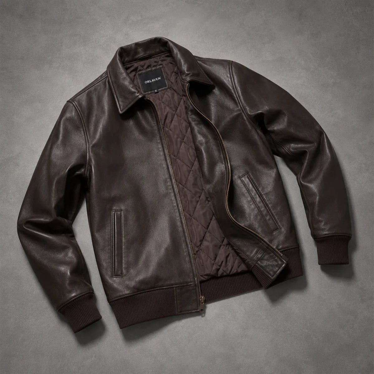 
Tailored Rib Cuffs & Hem Craftsmanship Construction Detail on Marrón Oscuro Sheepskin Chaqueta Bomber de Cuero para Hombre