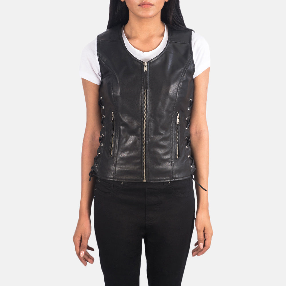 Detalle de cerca of V-neck &amp; Zipper Hardware on Women's Vanda Negro Leather Biker Vest para Mujer