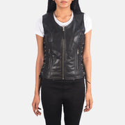 Detalle de cerca of V-neck &amp; Zipper Hardware on Women's Vanda Negro Leather Biker Vest para Mujer