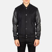 Detalle de cerca of Varsity &amp; Snap Buttons Hardware on Men's Vaxton Negro Hybrid Varsity Chaqueta de Cuero para Hombre