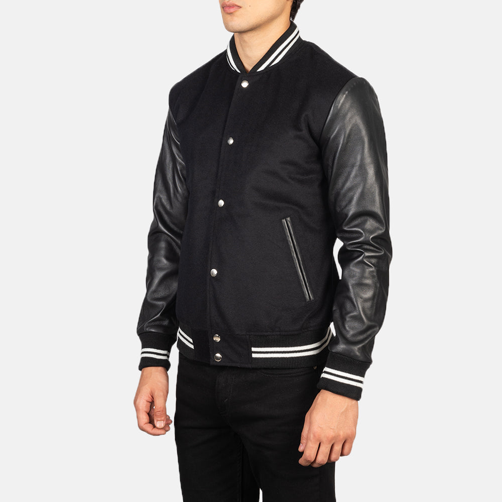 
Black Sheepskin Leather Varsity Jacket - Vista posterior con hombros definidos y bajo impecable