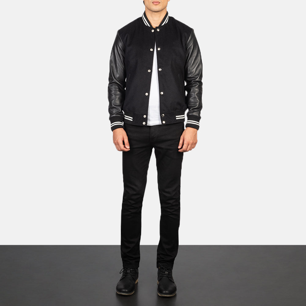 
Vaxton Negro Striped Hybrid Varsity Chaqueta de Cuero para Hombre - Vista lateral mostrando el corte ergonómico de mangas