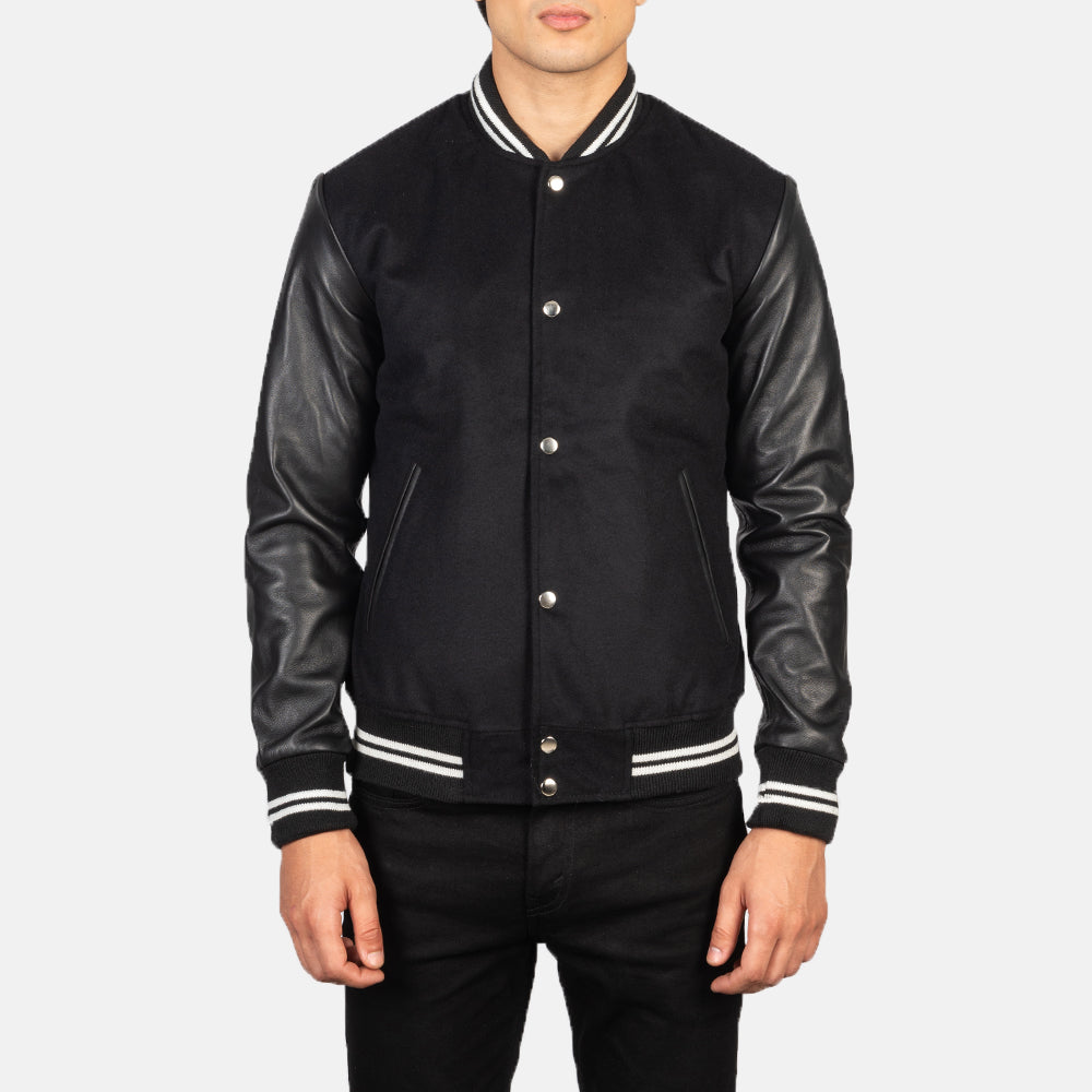
Vista de detalle of Varsity & Snap Buttons Hardware on Vaxton Negro Striped Hybrid Varsity Chaqueta de Cuero para Hombre