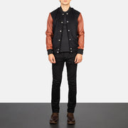 Men's Vaxton Brown Hybrid Varsity Jacket - Vista de perfil lateral con corte ergonómico de manga