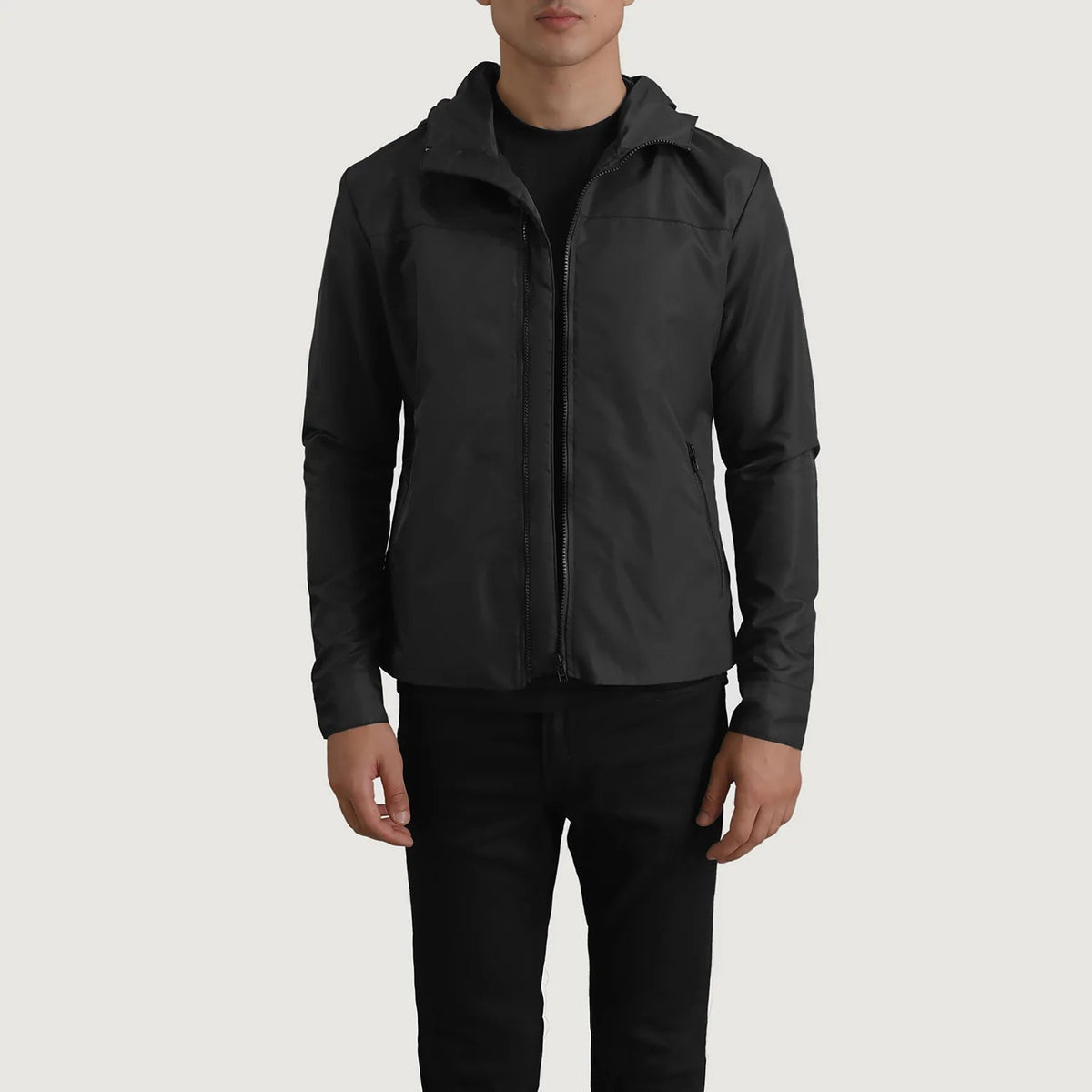 
Wesley Negro Hooded Windbreaker Chaqueta de Cuero para Hombre en cuero vacuno negro auténtico - Vista frontal y silueta entallada | Comprar online