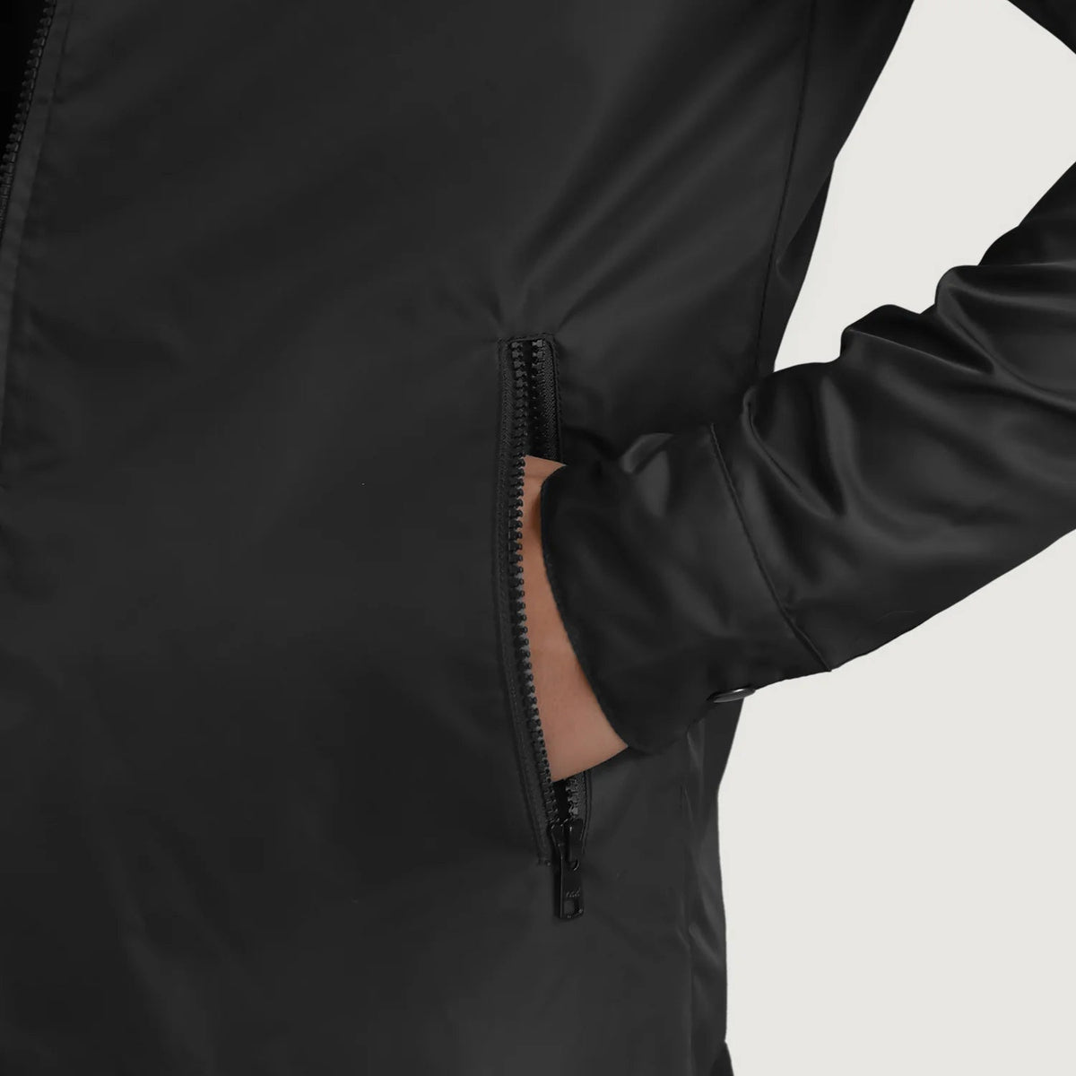 
Vista interior Showing Quilted Viscose Lining & Dos bolsillos interiores de utilidad