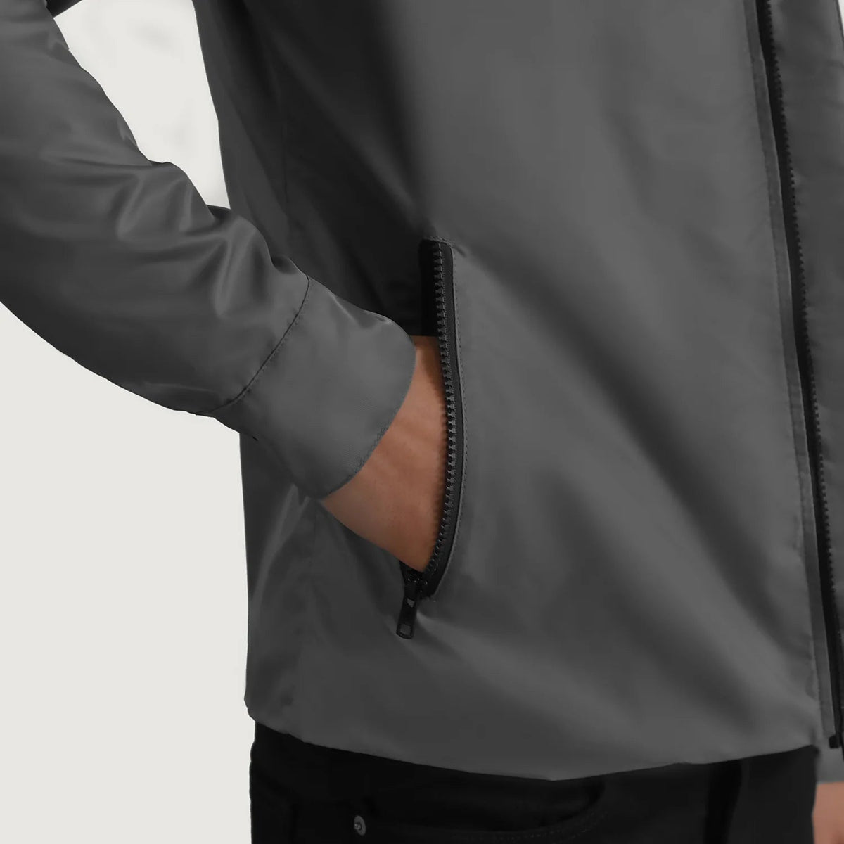 
Vista interior Showing Quilted Viscose Lining & Dos bolsillos interiores de utilidad