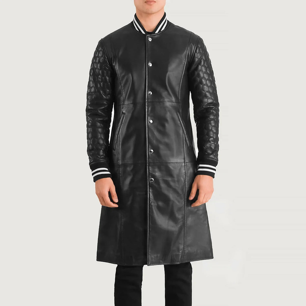 Detalle de cerca of Varsity collar &amp; Snap Button button Hardware on Wilde Negro Leather Varsity Abrigo de Cuero para Hombre