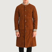 Detalle de cerca of Varsity collar &amp; Snap Button button Hardware on Wilde Marrón Suede Varsity Abrigo de Cuero para Hombre