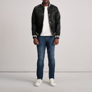 Detalle de cerca of Varsity &amp; Button Hardware on Xander Negro Varsity Chaqueta de Cuero para Hombre