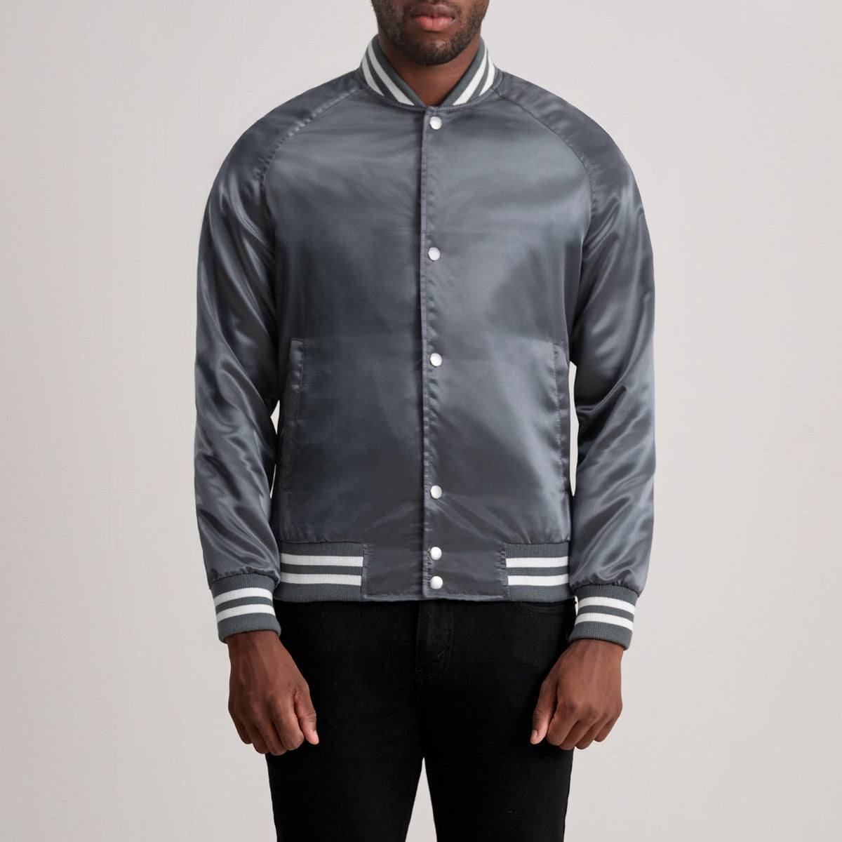 Xander Gris Varsity Chaqueta de Cuero para Hombre in Grey Satin - Vista frontal y silueta a medida | Comprar online