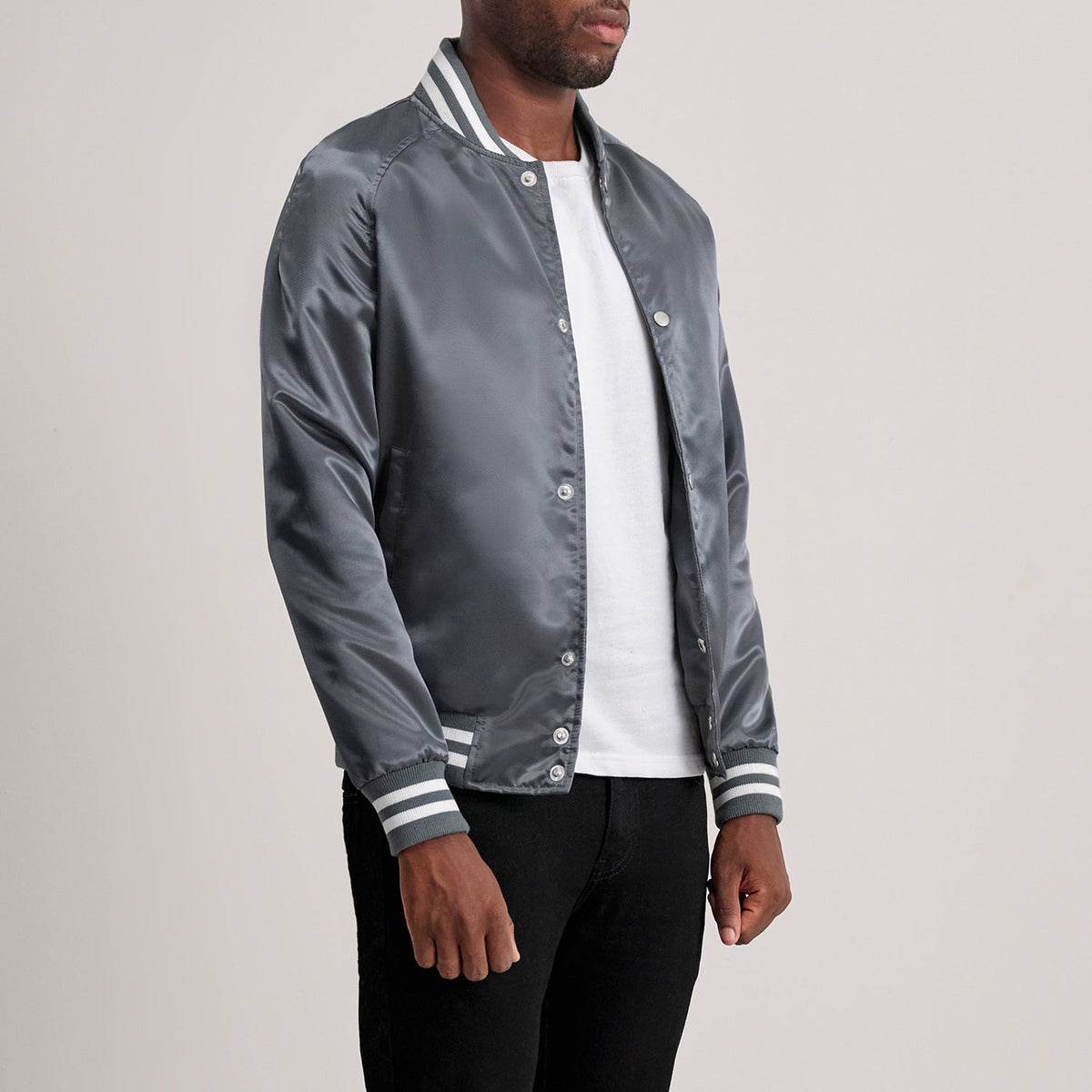 Grey Satin Varsity Jacket - Vista trasera con ajuste entallado en hombros y bajo impecable