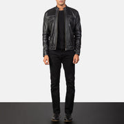 Youngster Distressed Black Leather Jacket - Vista de perfil lateral con corte ergonómico de manga