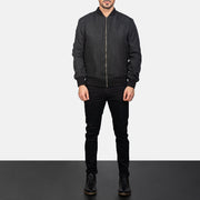 Men's Zack Negro Cazadora Bomber de Cuero para Hombre - Vista de perfil lateral con corte ergonómico de manga