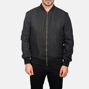 Detalle de cerca of Varsity &amp; Zipper Hardware on Men's Zack Negro Cazadora Bomber de Cuero para Hombre