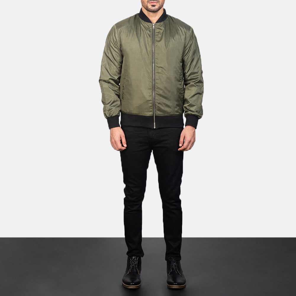 
Zack Verde Chaqueta Bomber de Cuero para Hombre - Vista lateral mostrando el corte ergonómico de mangas