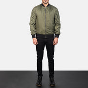 
Zack Verde Chaqueta Bomber de Cuero para Hombre - Vista lateral mostrando el corte ergonómico de mangas