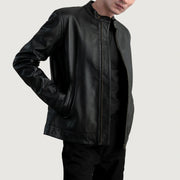 Zen Negro Chaqueta Biker de Cuero para Hombre - Vista de perfil lateral con corte ergonómico de manga