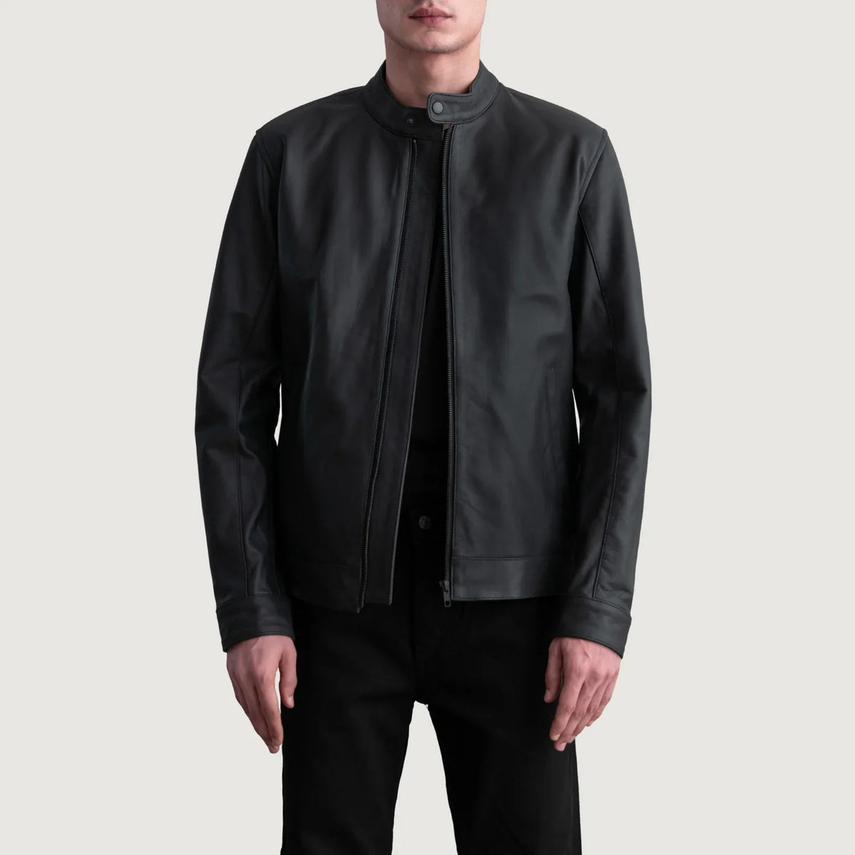 Zen Matte Negro Chaqueta Biker de Cuero para Hombre in Matte Black Cowhide Leather - Vista frontal y silueta a medida | Comprar online