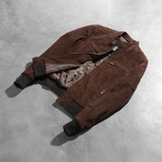 
Perspectiva del modelo vistiendo Zenna Mocha Suede Bomber Jacket en modelo con caída natural bajo luz de día